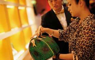 mujer comprando bolsa cara