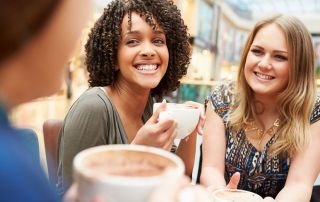 amigas amables tomando café