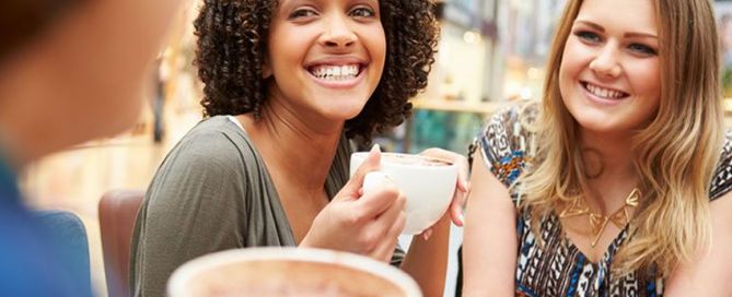 amigas amables tomando café